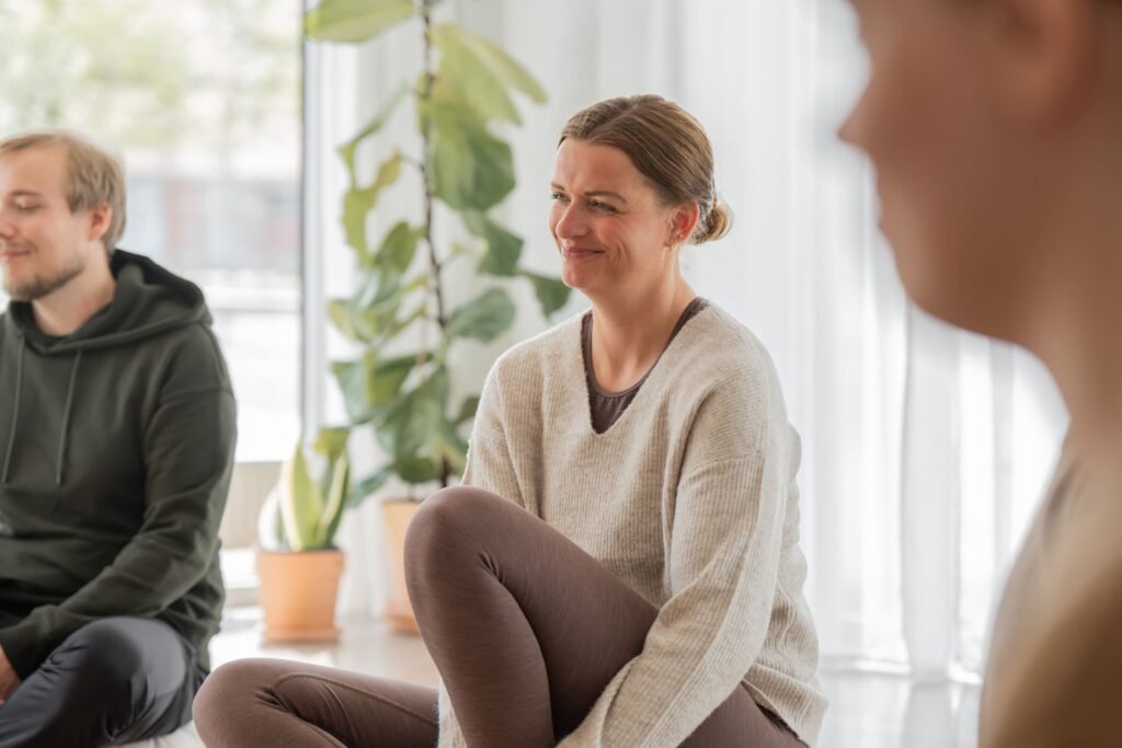 Smilende deltager under yogaundervisning hos IndreRo Yoga i Silkeborg.